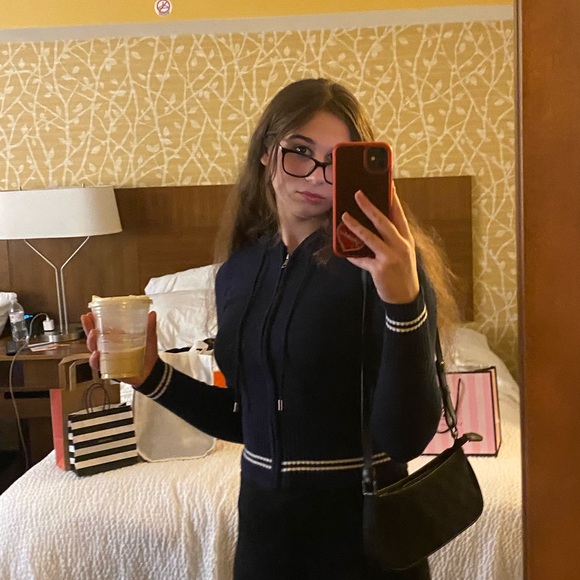 Meet your Posher, Cecilia - Picture 3 of 3